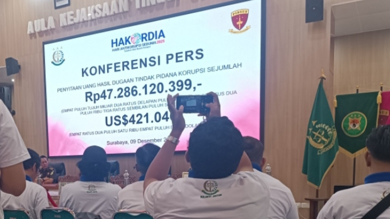 Kejati Jatim menunjukkan layar jumlah uang yang berhasil disita dari PT DABN. (Insani/Jurnas.net)