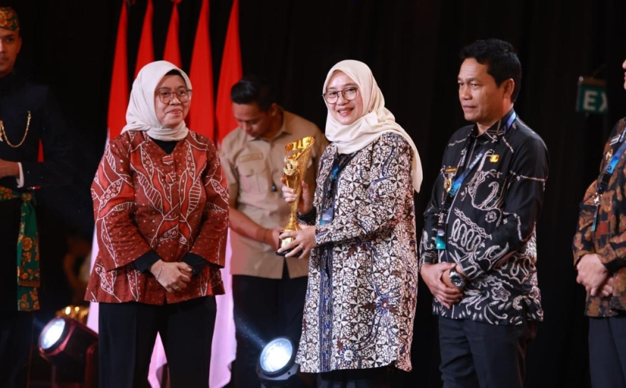 Bupati Banyuwangi, Ipuk Fiestiandani, saat menerima penghargaan dari pemerintah pusat. (Humas Pemkab Banyuwangi)