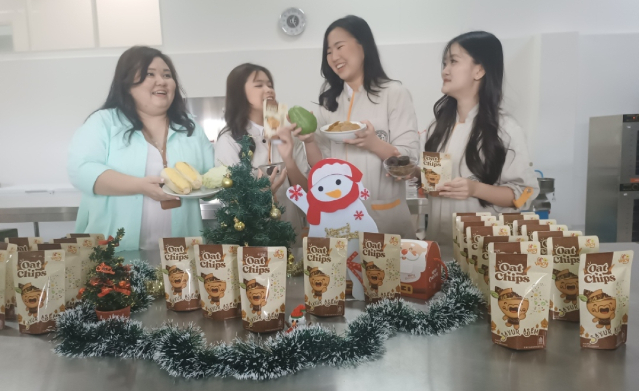 Mahasiswa Universitas Ciputra (UC) Saat menunjukkan inovasi produk keripik sayur asem karyanya. (Insani/Jurnas.net)