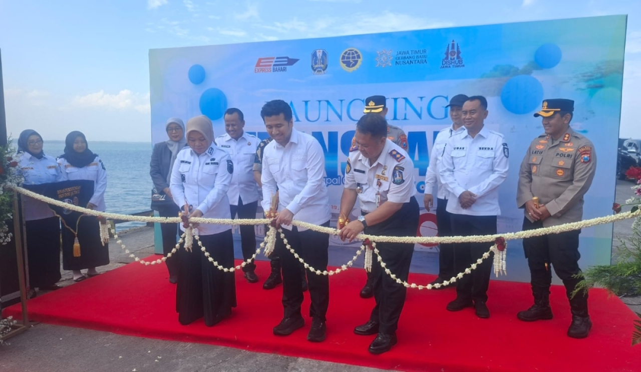 Wakil Gubernur Jatim Emil Elestianto Dardak bersama Kepala Dishub Jatim Nyono meresmikan Trans Laut Jatim di Probolinggo. (Humas Pemprov Jatim)
