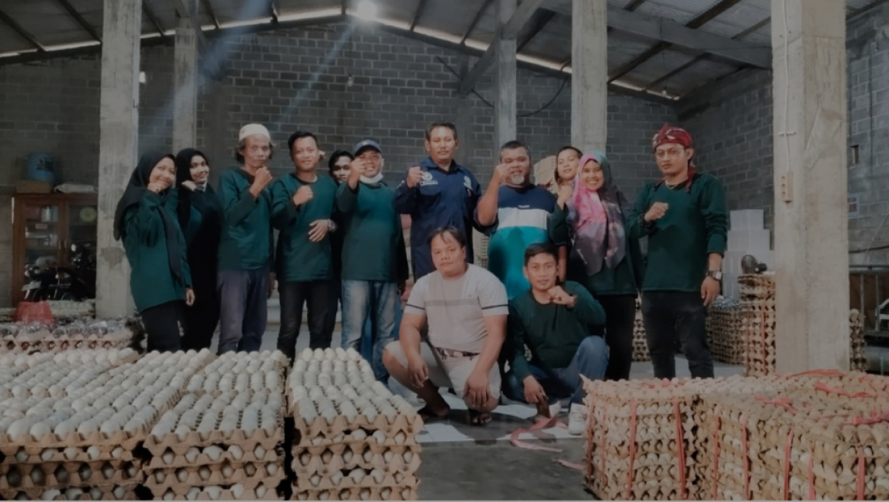 Saifullah, peternak bebek petelur bersama pegawainya dan Tim MedcoEnergi di kandang bebeknya. (dok: MedcoEnergi)