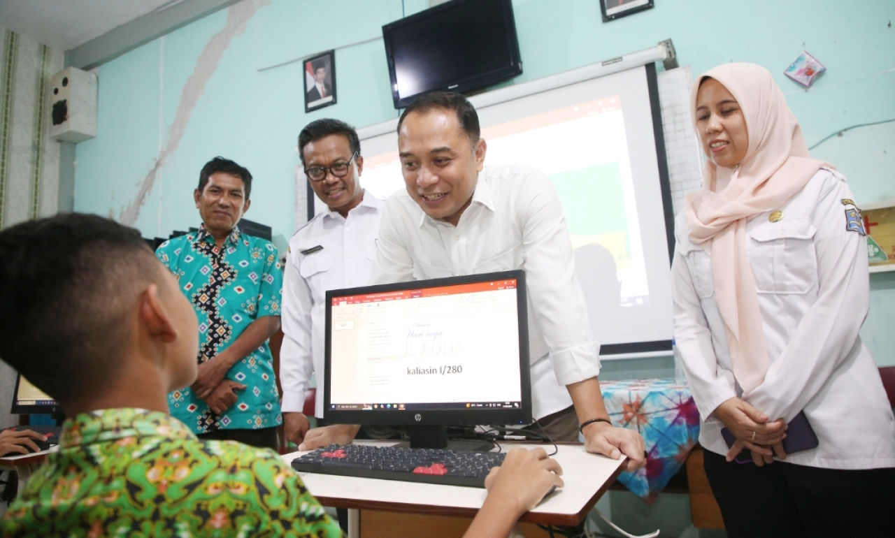 Wali Kota Surabaya Eri Cahyadi meninjau belajar mengajar sekolah di wilayahnya. (Humas Pemkot Surabaya)