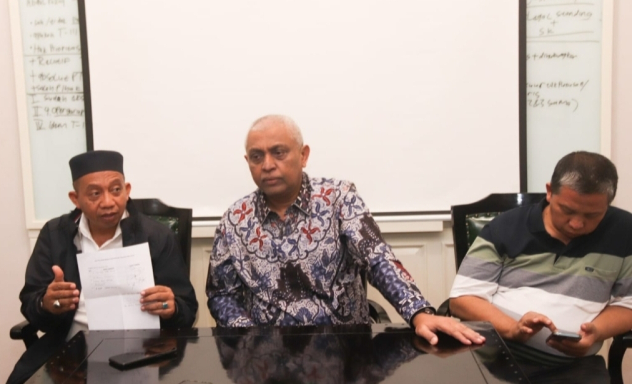 Ketua Asosiasi Provinsi (Asprov) PSSI Jawa Timur, Ahmad Riyadh (tengah). (Insani/Jurnas.net)