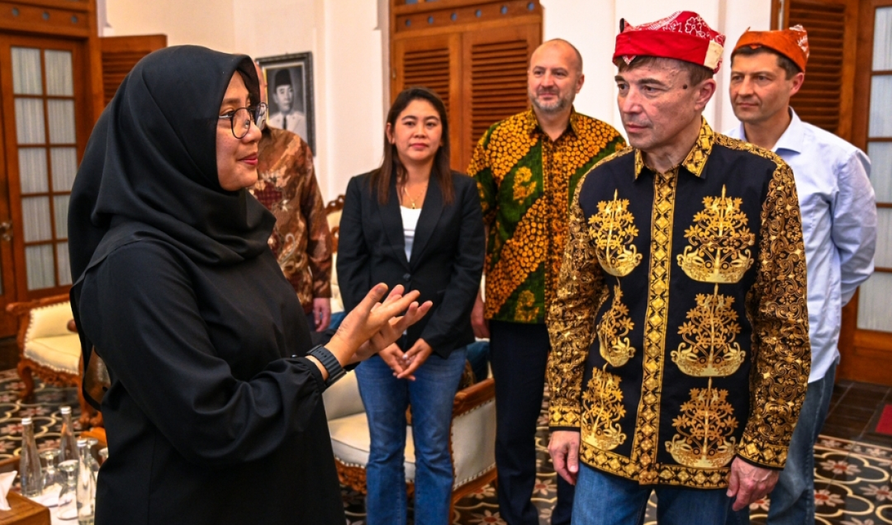 Bupati Banyuwangi, Ipuk Fiestiandani, menyambut kunjungan Duta Besar Rusia untuk Indonesia, Sergei Gennadievich Tolchenov, di Pendopo Banyuwangi. (Humas Pemkab Banyuwangi)