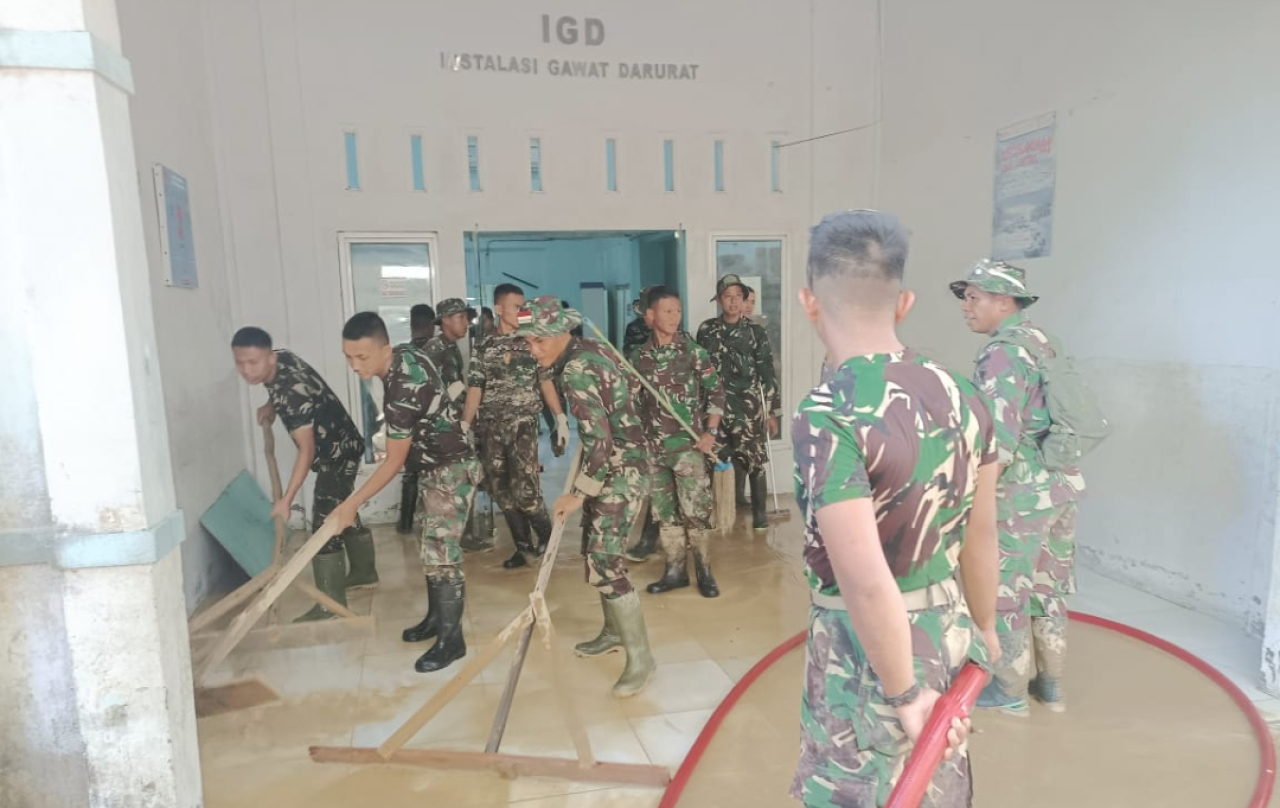 TNI garda terdepan pembersihan RSUD Aceh Tamiang pasca banjir. (Humas BKP RI)