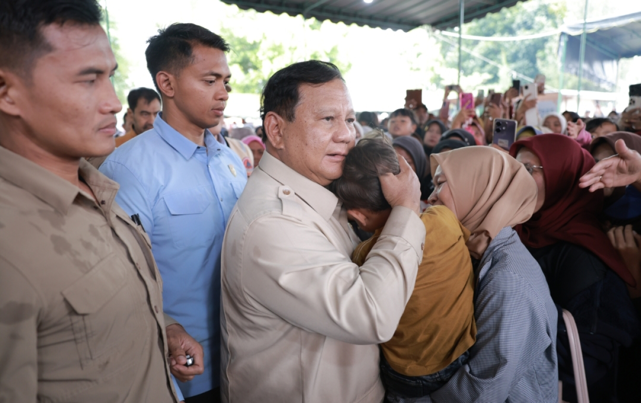 Presiden Prabowo Subianto menggendong balita saat meninjau Posko Pengungsian Bencana di Takengon, Aceh. (Humas BKP RI)