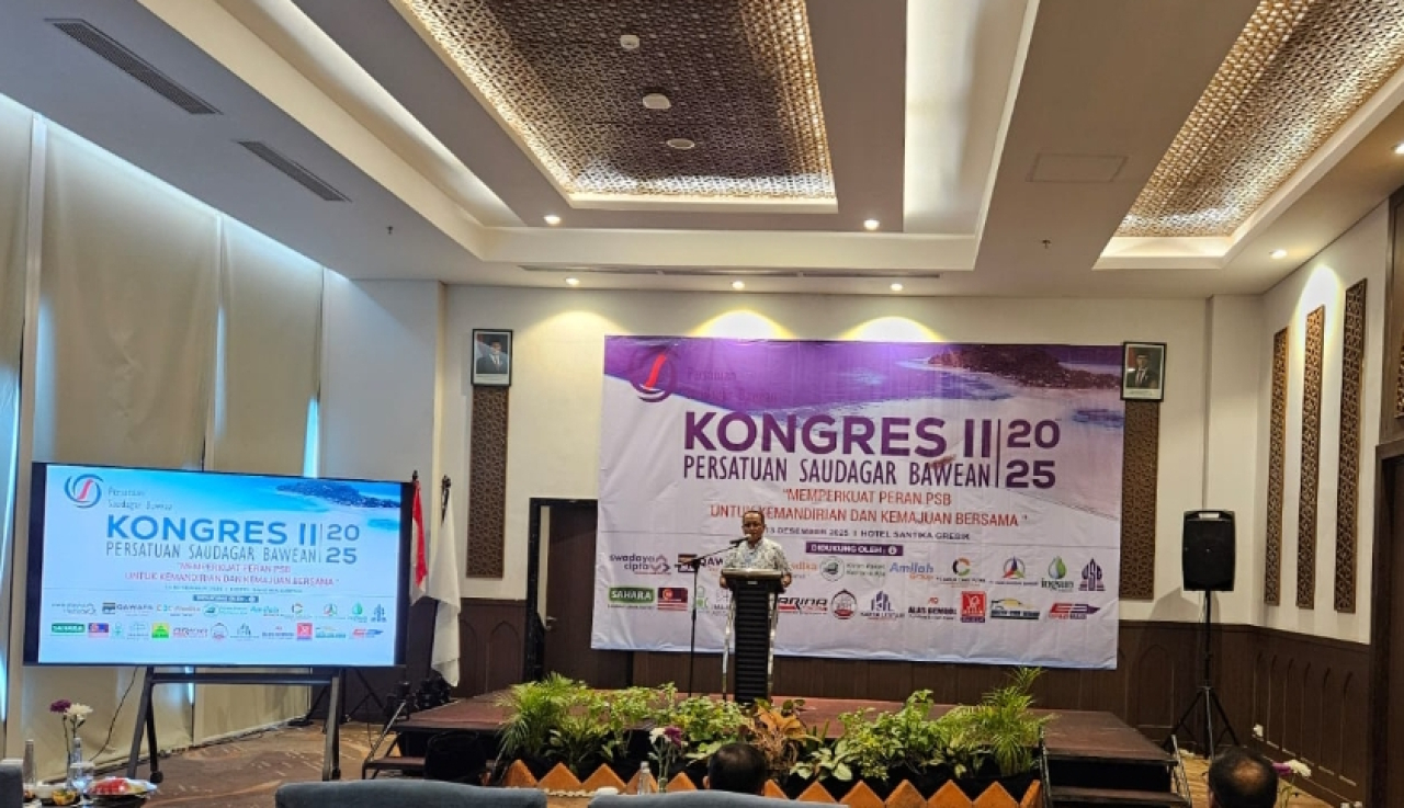 Asy'ari menyampaikan sambutan usai terpilih aklamasi sebagai Ketua Umum Persatuan Saudagar Bawean (PSB). (Faizul/Jurnas.net)