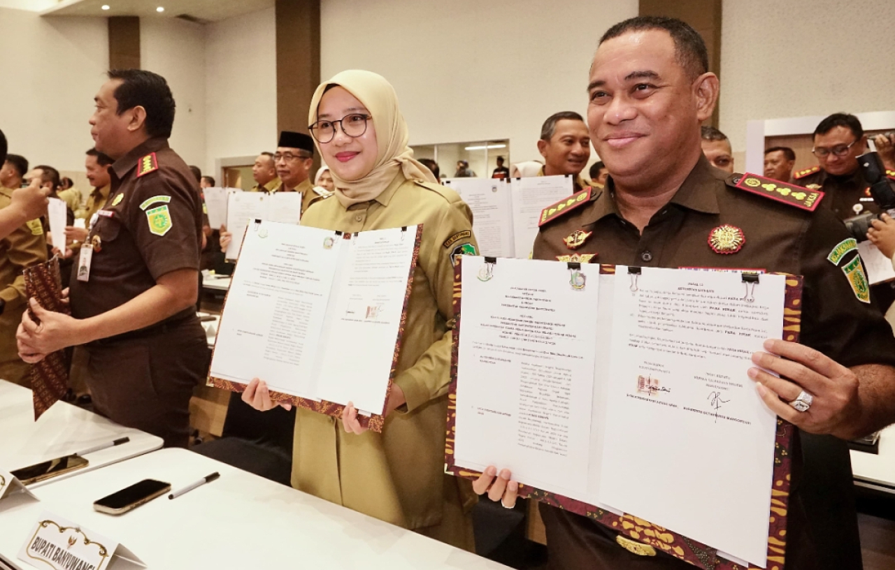 Bupati Banyuwangi Ipuk Fiestiandani menandatangani Perjanjian Kerja Sama (PKS) dengan Kejaksaan Negeri (Kejari) Banyuwangi. (Humas Pemkab Banyuwangi)