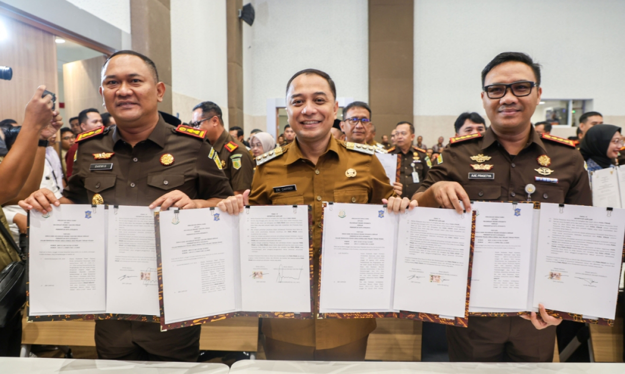 Wali Kota Surabaya Eri Cahyadi, dalam penandatanganan Perjanjian Kerja Sama (PKS) dengan Kejaksaan Negeri Surabaya dan Kejari Tanjung Perak. (Humas Pemkot Surabaya)