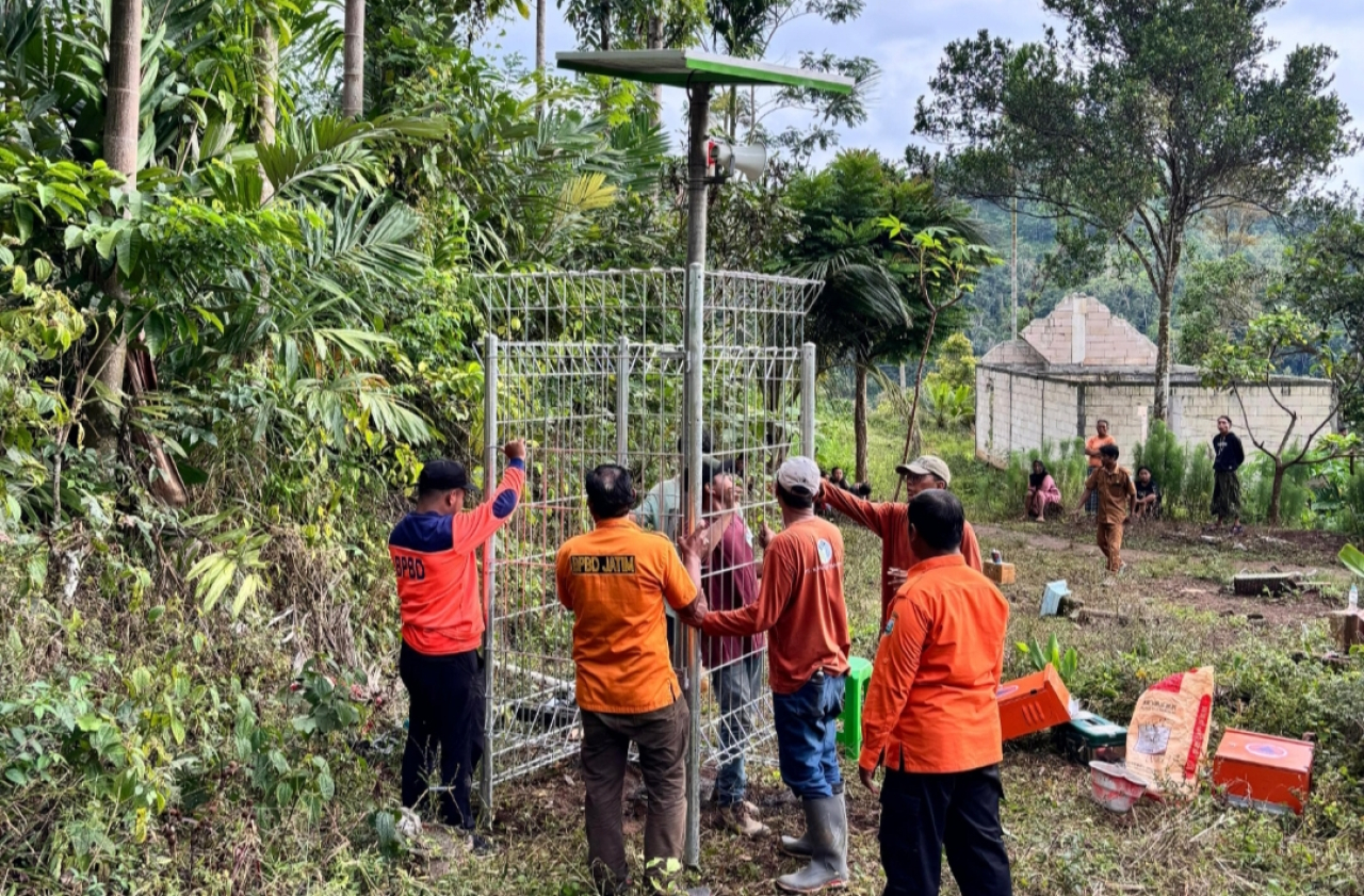 BPBD Jatim memasang Early Warning System di daerah rawan bencana. (Dok: BPBD Jatim)