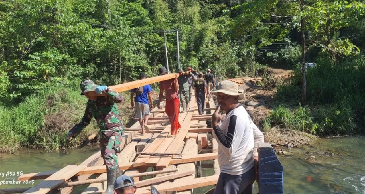 TNI tengah membangun Jembatan Gantung akses sekolah anak pedalaman Kolaka Timur Sulawesi Tengah (Sulteng). (Humas BKP RI)
