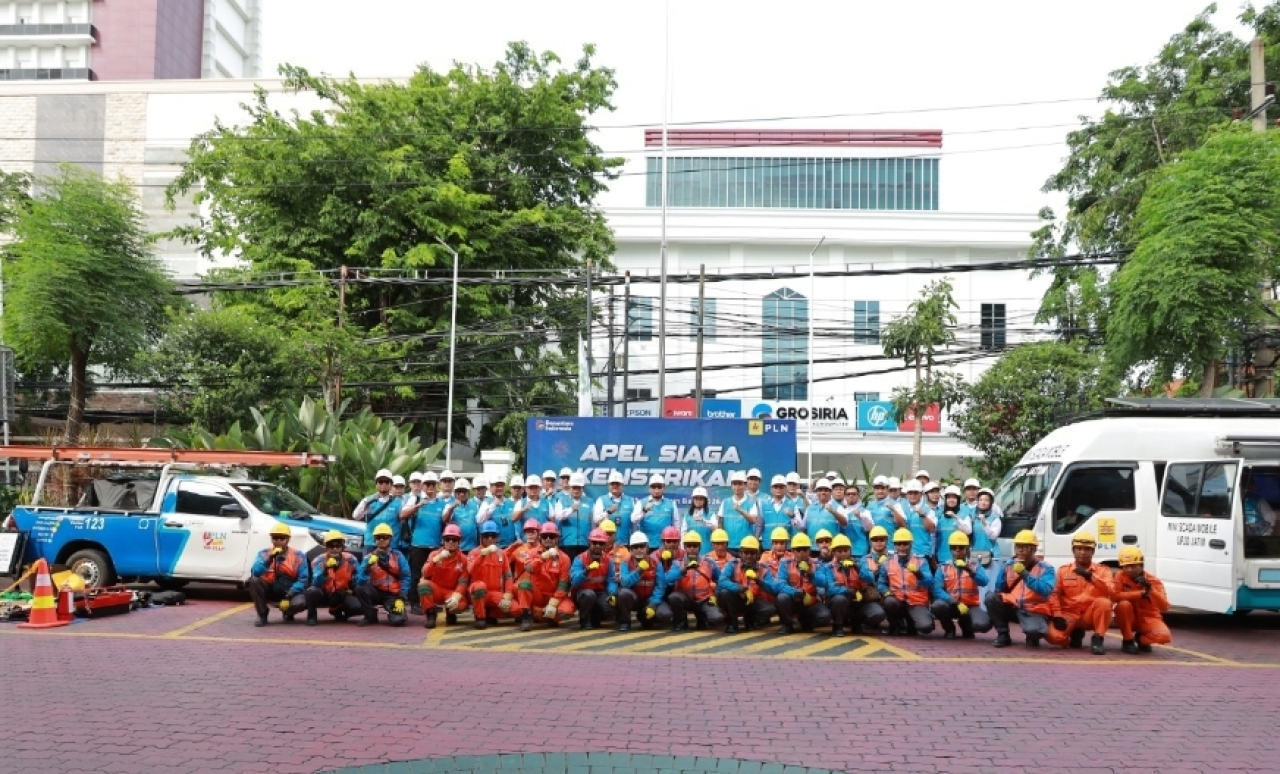 PLN menggelar Apel Siaga Natal dan Tahun Baru (Nataru) secara serentak di seluruh Indonesia. (Humas PLN UID Jatim)