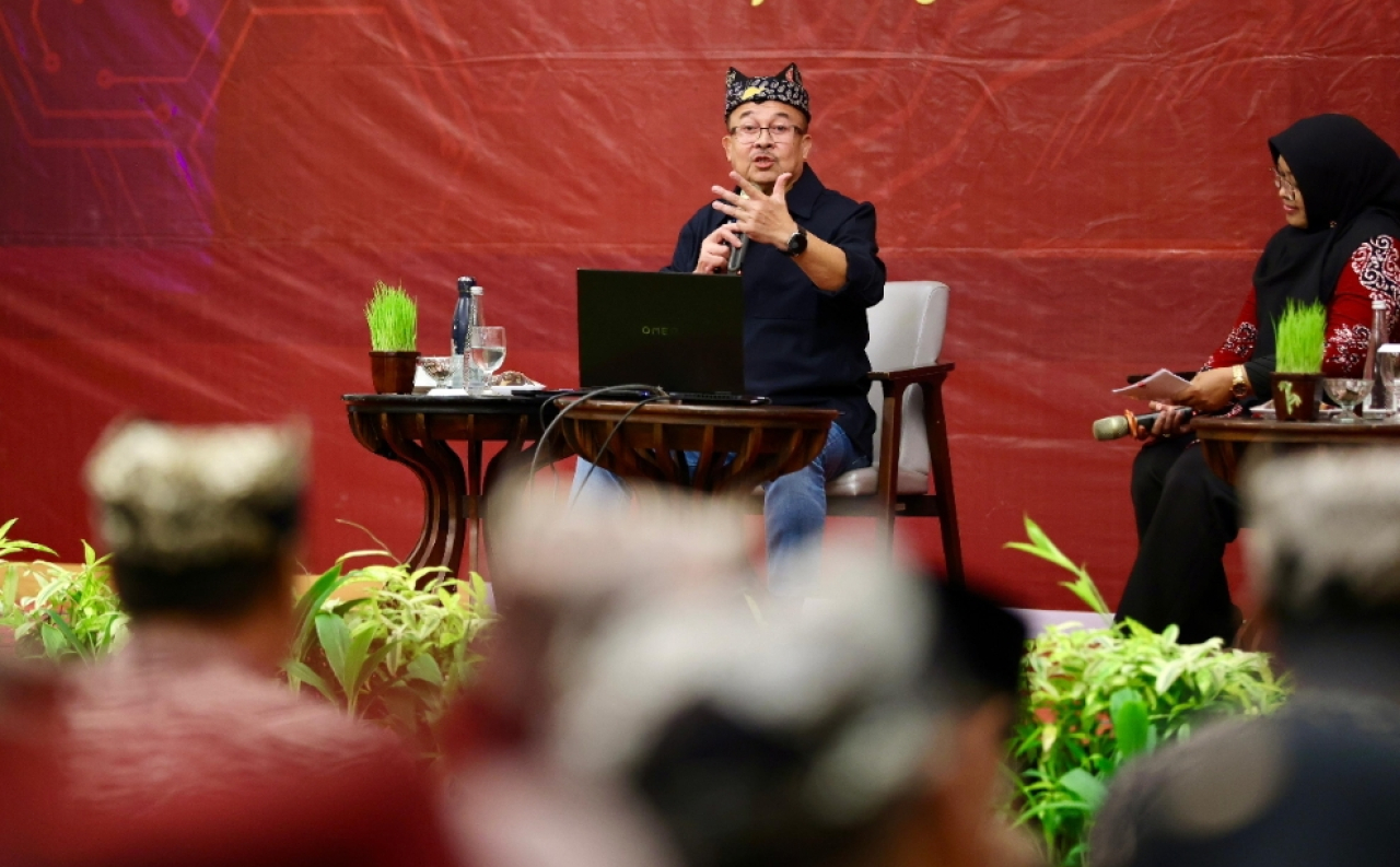 Guru Besar Universitas Indonesia (UI), Prof. Rhenald Kasali, dalam kegiatan Capacity Building ASN Go Digital di hadapan ASN Banyuwangi. (Humas Pemkab Banyuwangi)