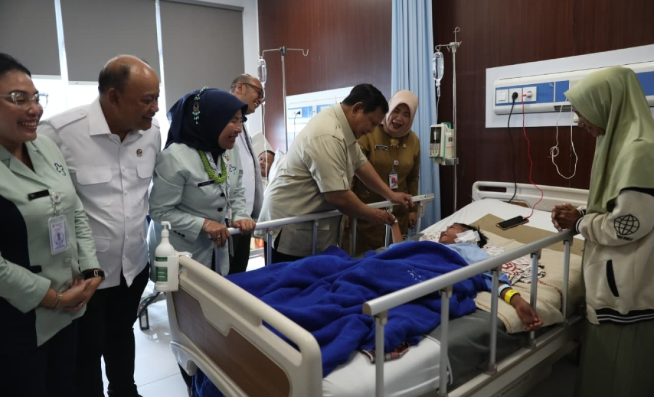 Presiden RI Prabowo Subianto mengunjungi korban tabrak mobil SPPG di RSUD Koja Jakarta Utata. (Humas BKP RI)