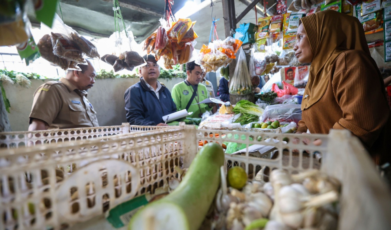 Petugas TPID Surabaya memantau harga pangan menjelang nataru. (Humas Pemkot Surabaya)