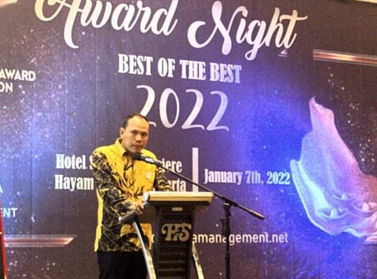 Advokat muda asal Bima NTB, Chairun, S.H., C.L.A., saat meraih Indonesia Best Choice Lawyer Award tahun 2022 silam. (Istimewa)