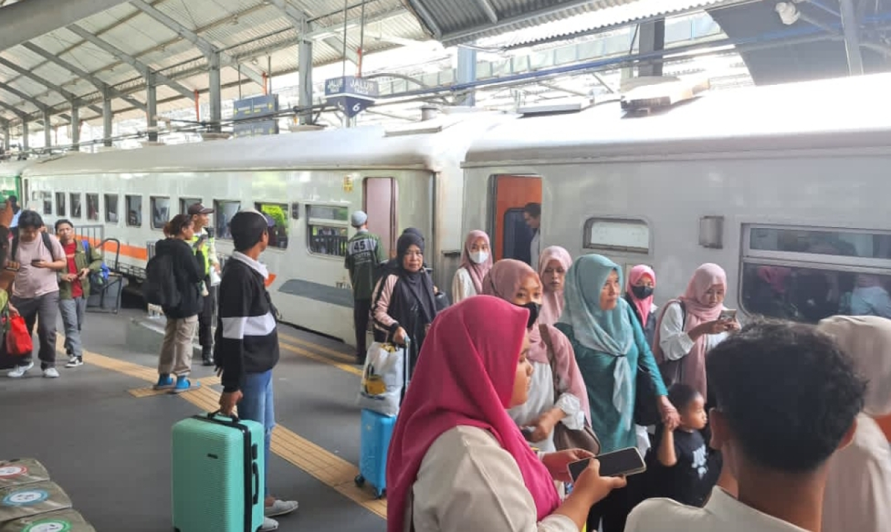 Pelanggan kereta api padati Stasiun Gubeng wilayah Daop 8 Surabaya. (Humas Daop 8 Surabaya)