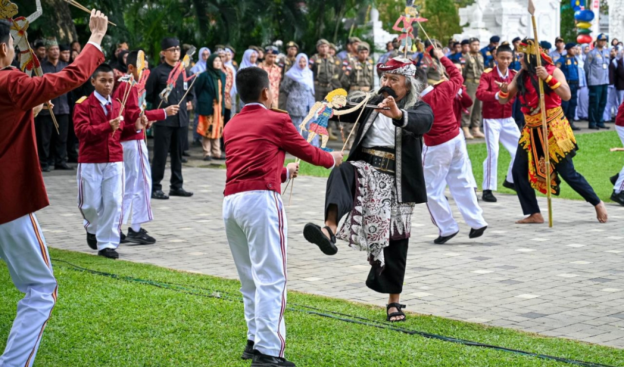 Siswa Sekolah Rakyat Hidupkan Sejarah Puputan Bayu di Harjaba Banyuwangi ke-254. (Humas Pemkab Banyuwangi)
