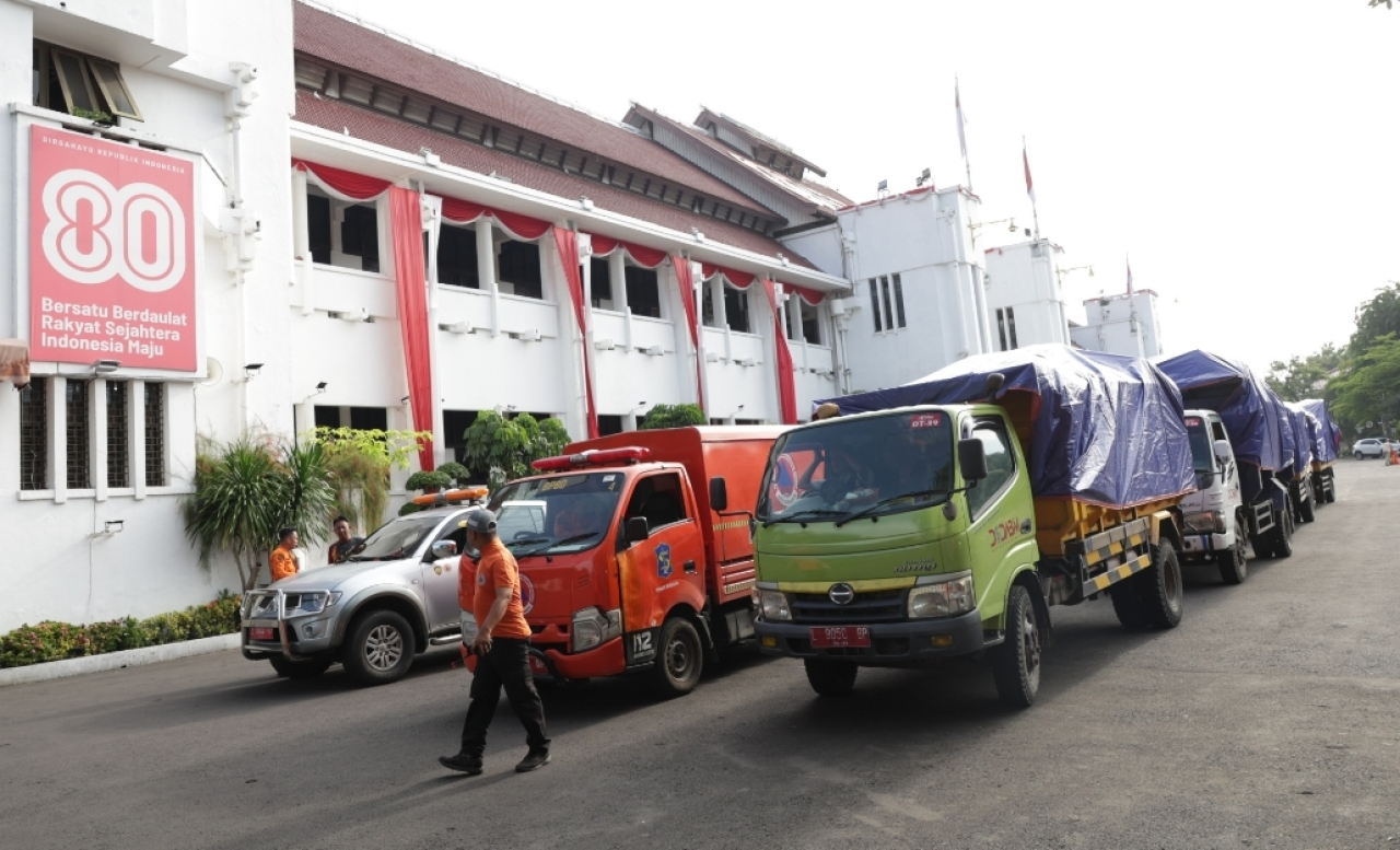 Bantuan logistik dari warga Surabaya untuk korban bencana Sumatra. (Humas Pemkot Surabaya)