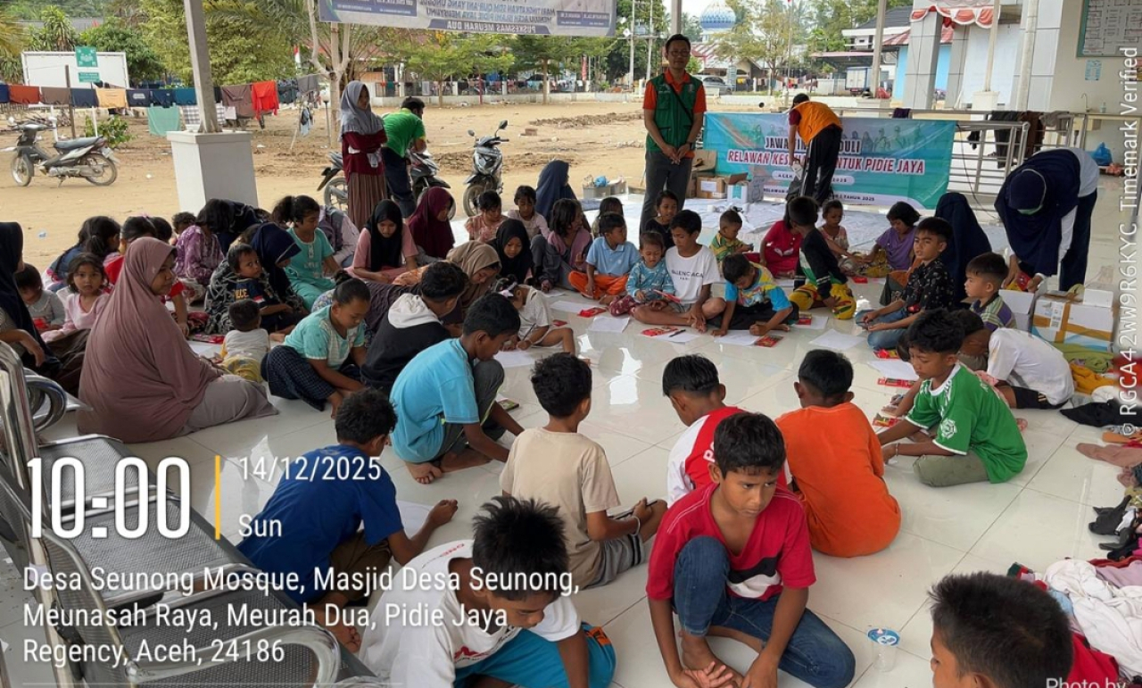 Tim kesehatan asal Jawa Timur memberikan pelayanan kesehatan bagi warga terdampak bencana Aceh. (Humas Pemprov Jatim)