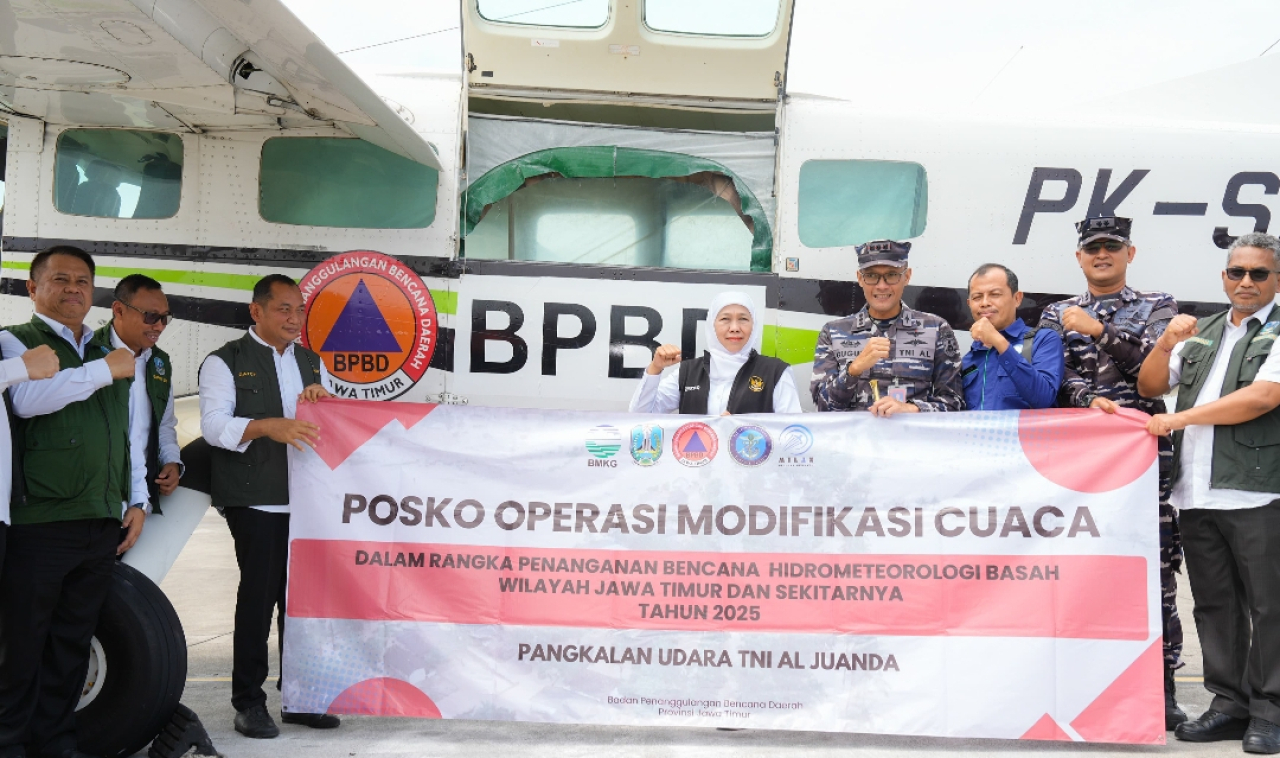 Gubernur Jatim Khofifah Indar Parawansa, saat meninjau pelaksanaan Operasi Modifikasi Cuaca (OMC) di Posko Base Ops Lanudal Juanda, Sidoarjo. (Humas Pemprov Jatim)