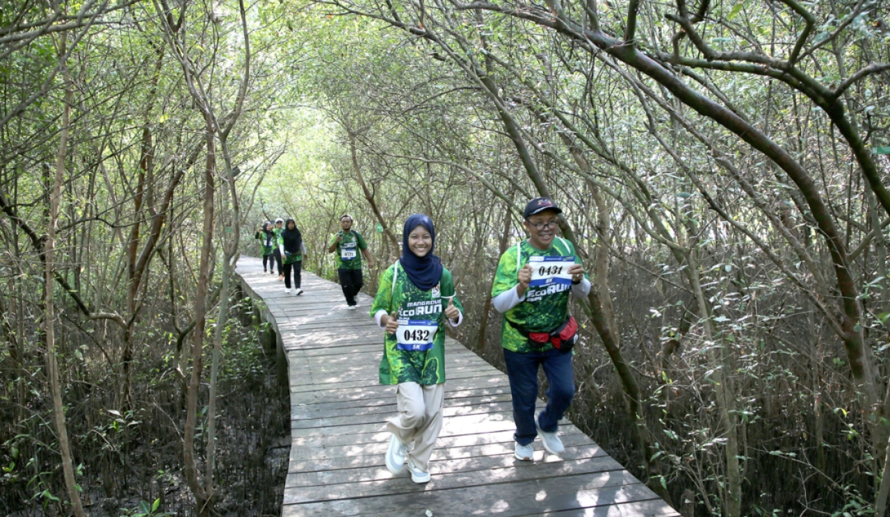 Pengunjung menikmati Kebun Raya Mangrove (KRM) Surabaya. (Humas Pemkot Surabaya)