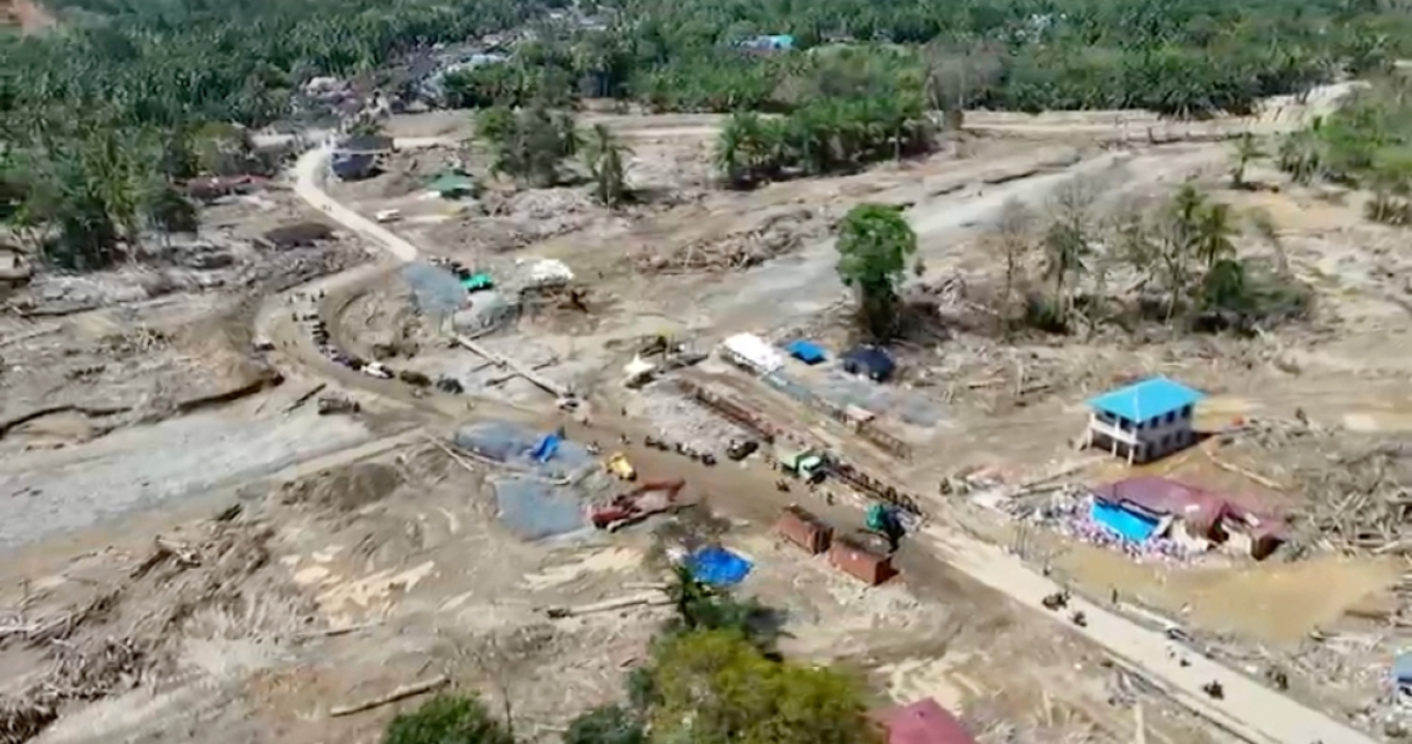 Suasana Desa Garoga, Kecamatan Batang Toru, Kabupaten Tapanuli Selatan, pasca bencana banjir terpantau dari udara. (Humas BKP RI)