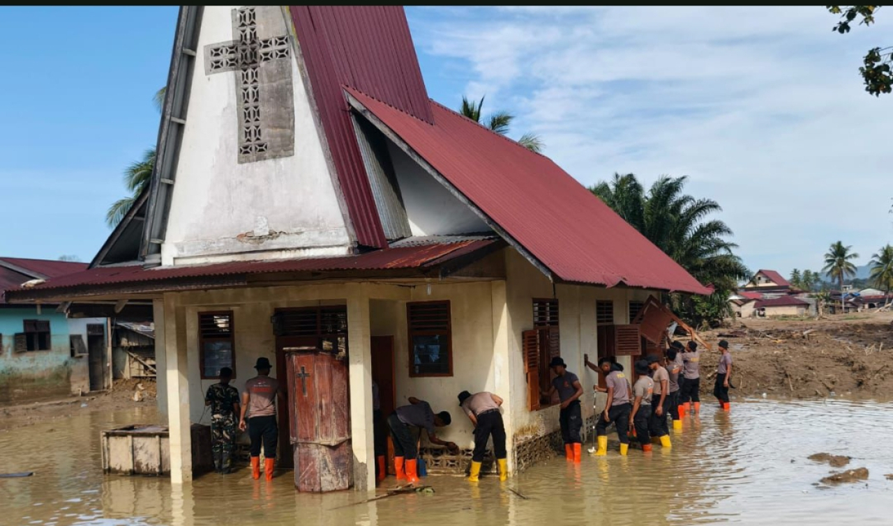 Aparat kepolisian membersihkan gereja di Sumatra Utara menjelang perayaan Natal. (Humas BKP RI)