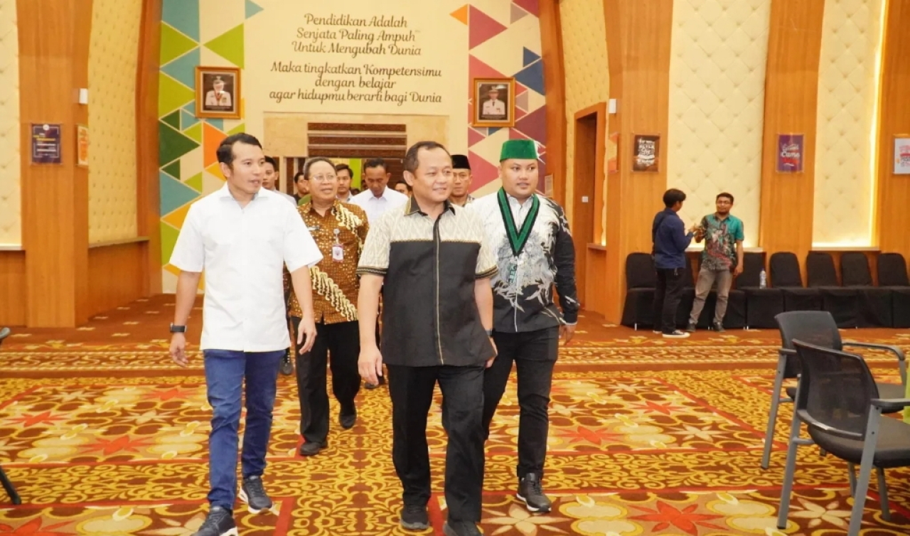 Sekretaris Jenderal DPP Partai Golkar M. Sarmuji, Ketua Komisi C DPRD Jatim Adam Rusydi, didampingi Ketua Umum Badko HMI Jawa Timur, Yusfan Firdaus. (Dok: Badko HMI Jatim)