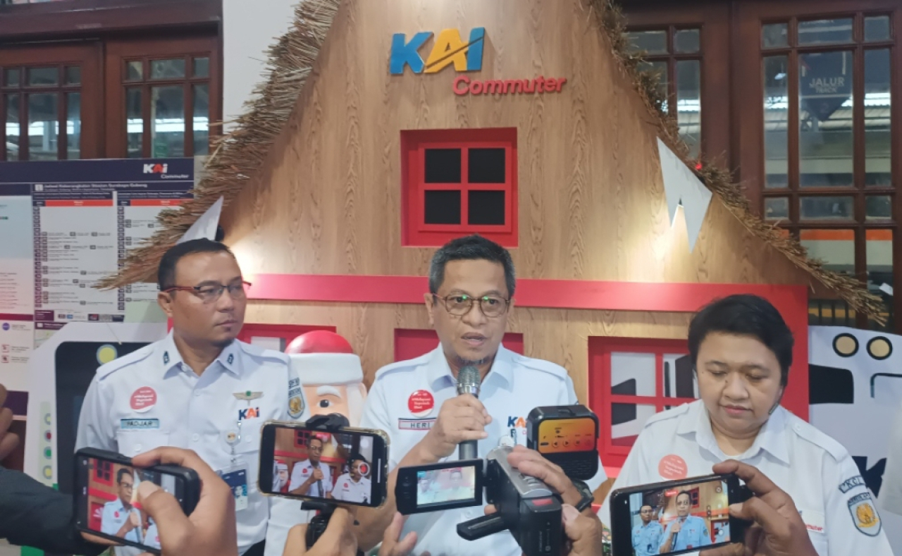 VP Corporate Secretary KAI Commuter, Karina Amanda (paling kiri). (Insani/Jurnas.net)