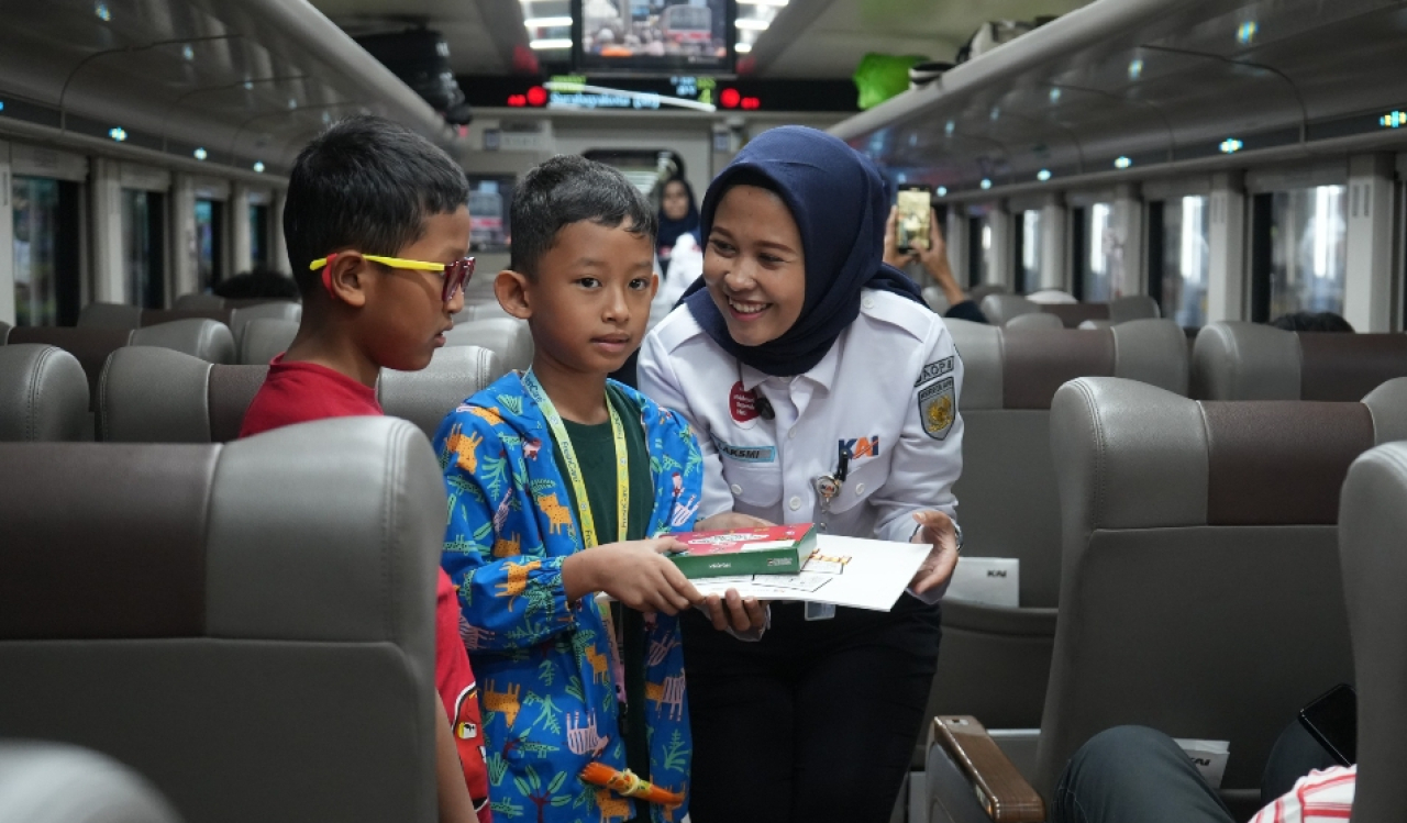 Petugas KAI memberikan pelayanan terbaik terhadap penumpang kereta api commuter. (Humas Daop 8 Surabaya)