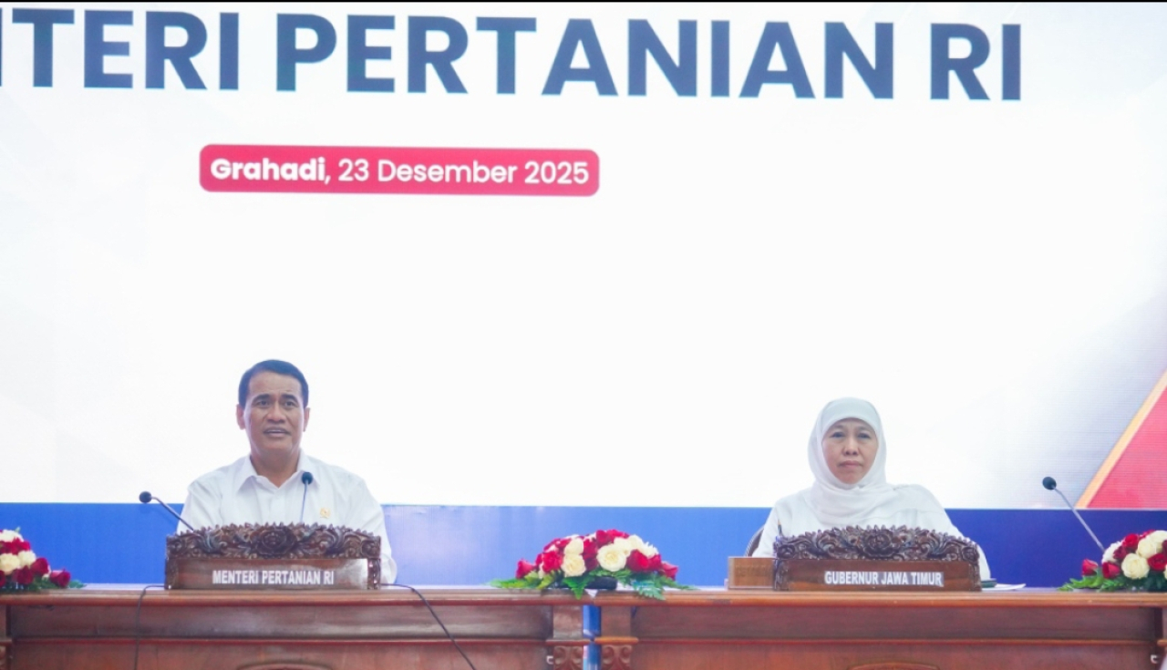 Gubernur Jawa Timur Khofifah Indar Parawansa mengikuti rapat koordinasi bersama Menteri Pertanian RI Andi Amran Sulaiman, jajaran Forkopimda Jawa Timur, serta kepala daerah se-Jatim di Gedung Negara Grahadi, Surabaya. (Humas Pemprov Jatim)