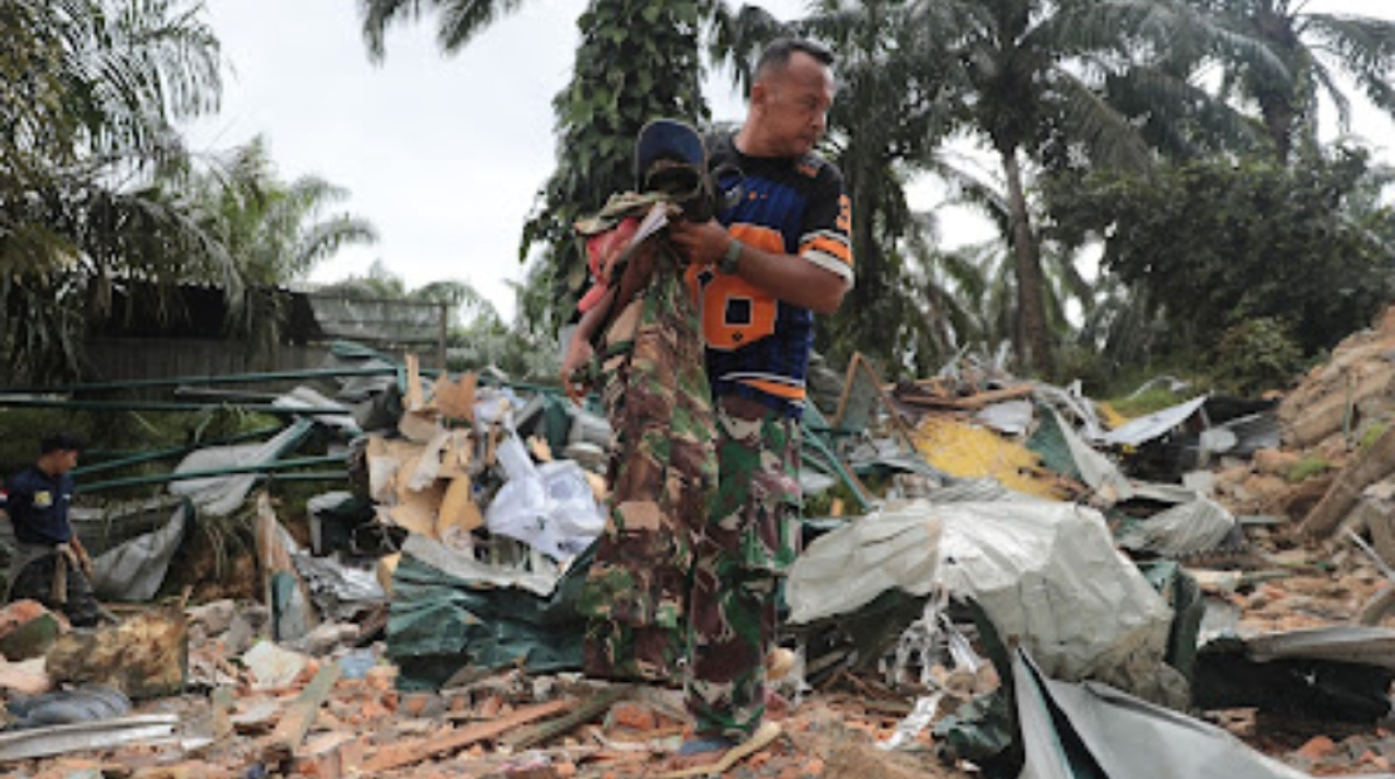 Sersan Satu (Sertu) Hamzah Lubis, membersihkan puing-puing pemukiman pascabencana. (Humas BKP RI)