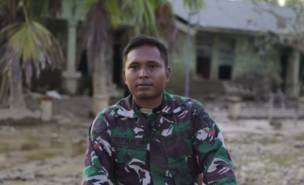 Salah satu perajurit jadi korban sekaligus penolong korban bencana di Tamiang Aceh. (Humas BKP RI)