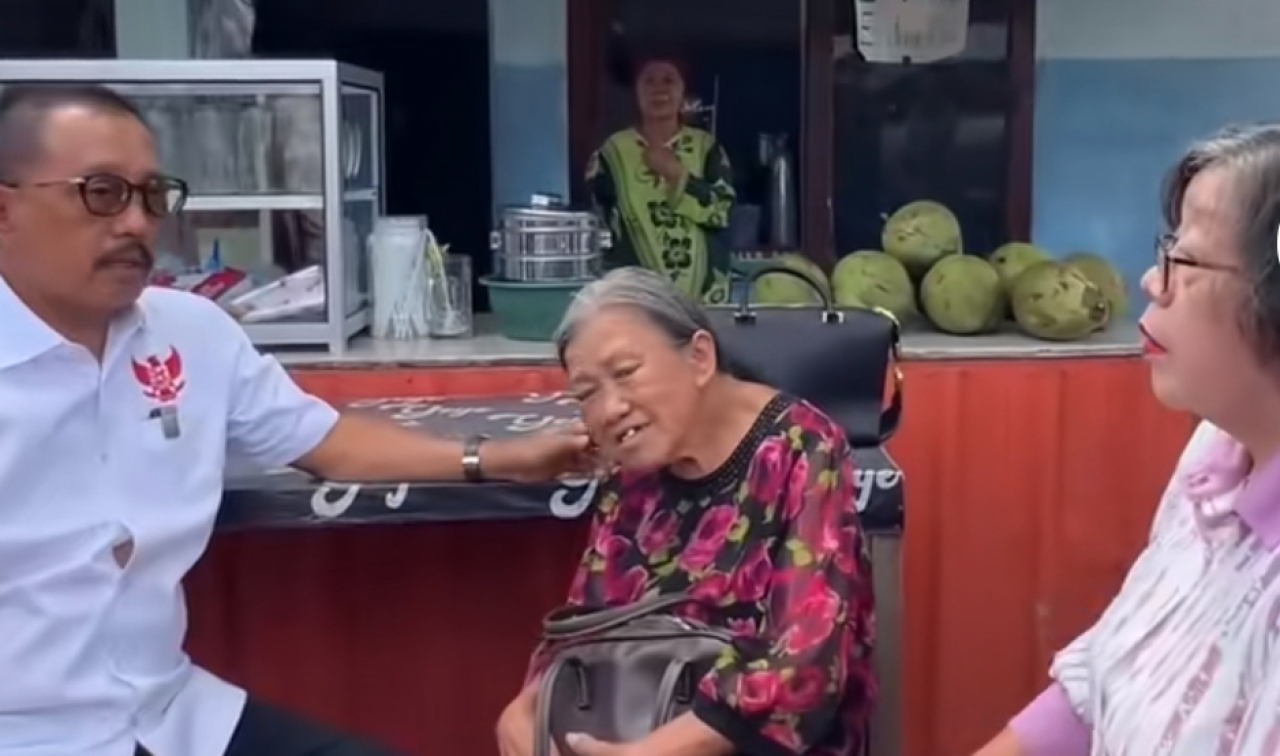 Wakil Wali Kota Surabaya, Armuji, saat menemuni nenek Elina Wijayanti. (Tangkapan layar video viral)