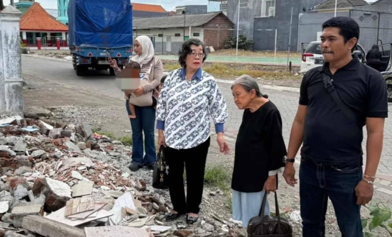 Nenek Elina Widjajanti, 80, melihat rumahnya rata dengan tanah setelah dirobohkan oleh oknum ormas. (Istimewa)