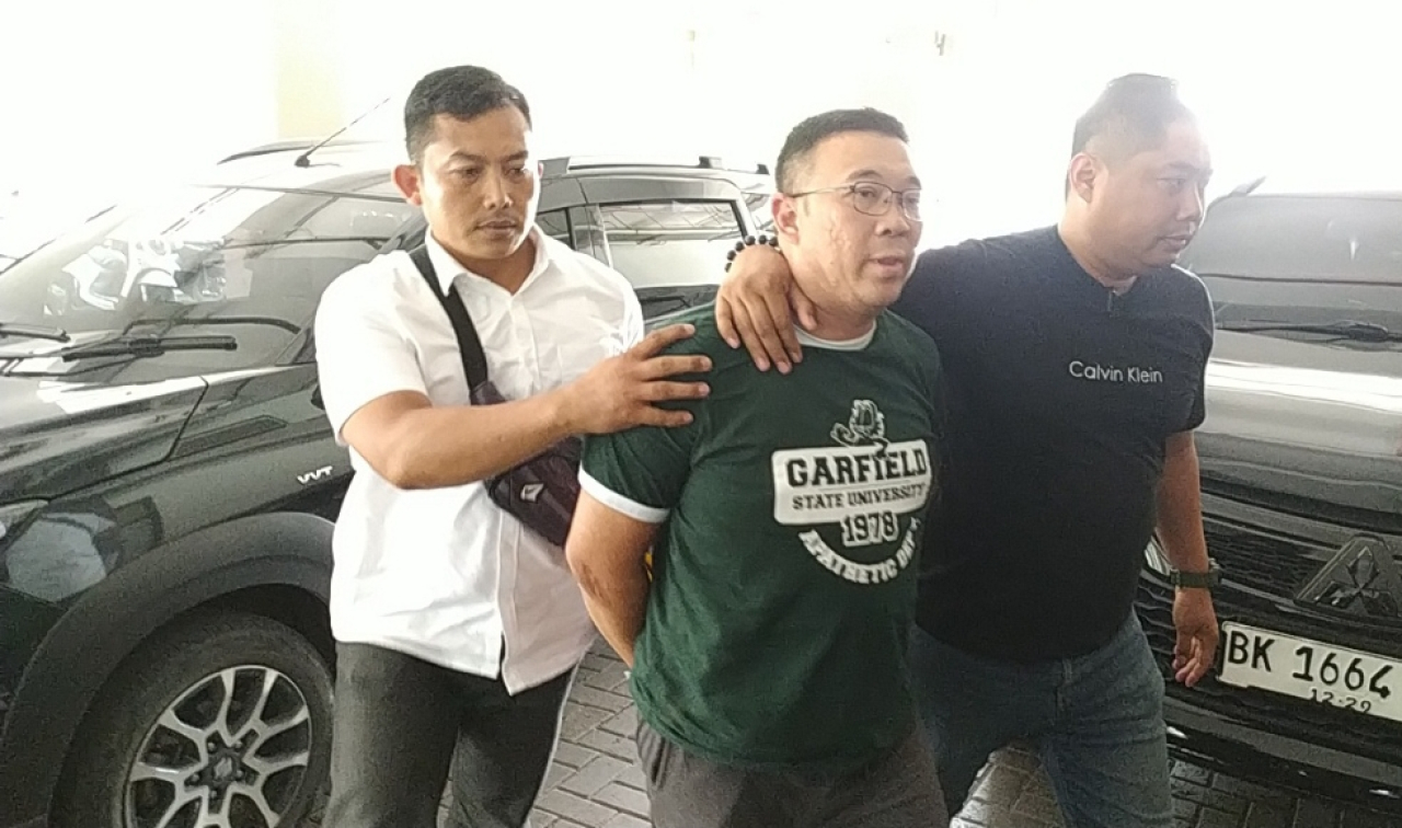 Samuel, terduga pelaku pembongkaran rumah Nenek Elina, digelandang ke Polda Jawa Timur. (Insani/Jurnas.net)