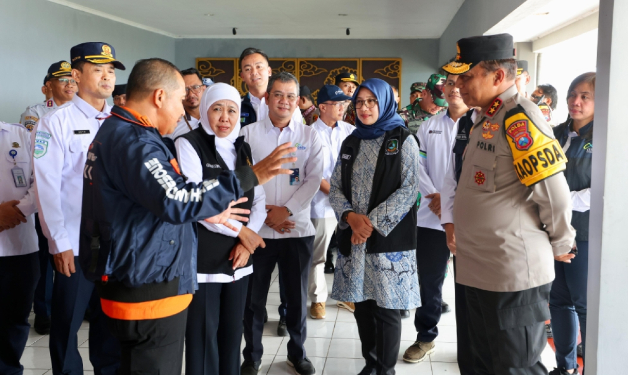 Gubernur Jawa Timur Khofifah Indar Parawansa mendampingi Kepala Basarnas RI dan Kapolda Jatim saat memantau arus libur Nataru di Pelabuhan Ketapang Banyuwangi. (Humas Pemkab Banyuwangi)