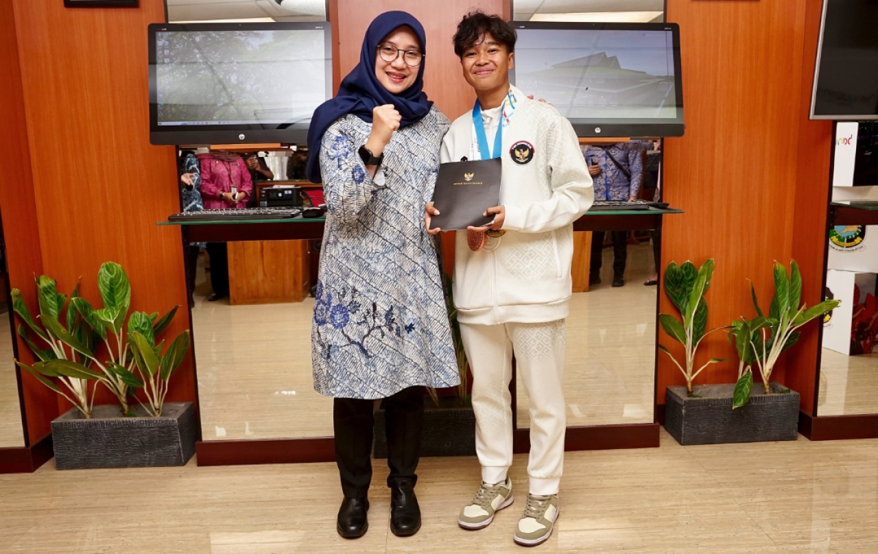 Bupati Banyuwangi foto bersama Innes Aditya (21), atlet binaan Hoki Indonesia (HKI) Banyuwangi. (Humas Pemkab Banyuwangi)