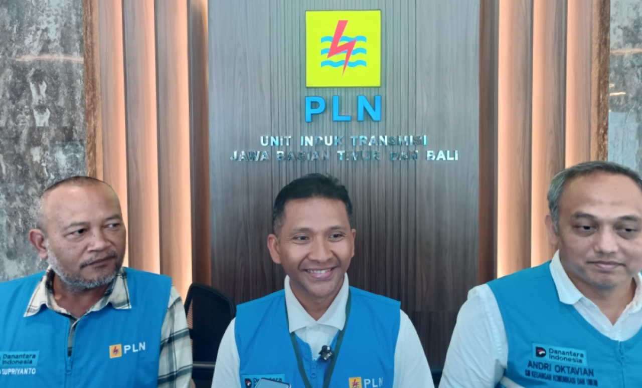 GM PLN UIT JBM, Ika Sudarmaja (tengah), memberi keterangan kepada media usai zoom dengan Dirut PLN. (Insani/Jurnas.net)