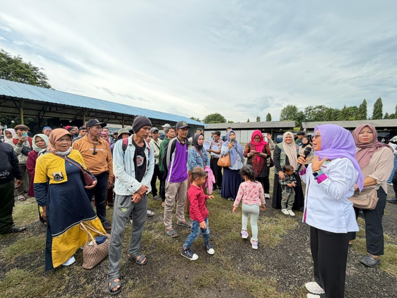Warga transmigran Aceh yang dipulangkan ke Cilacap, Brebes, Grobogan, dan Kebumen, Jawa Tengah.