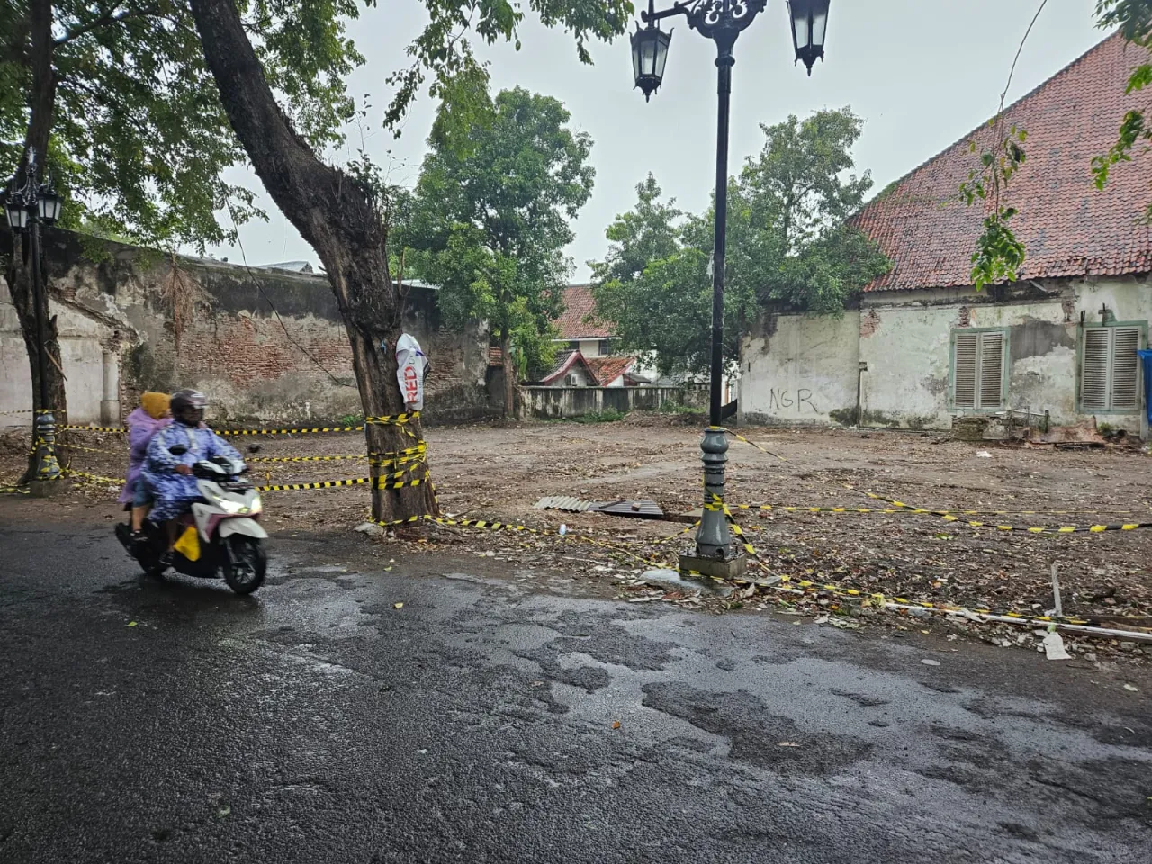 Baca juga : Pemugaran Terancam Gagal Total, Material Asli Cagar Budaya Kantor Pos Gresik Hilang