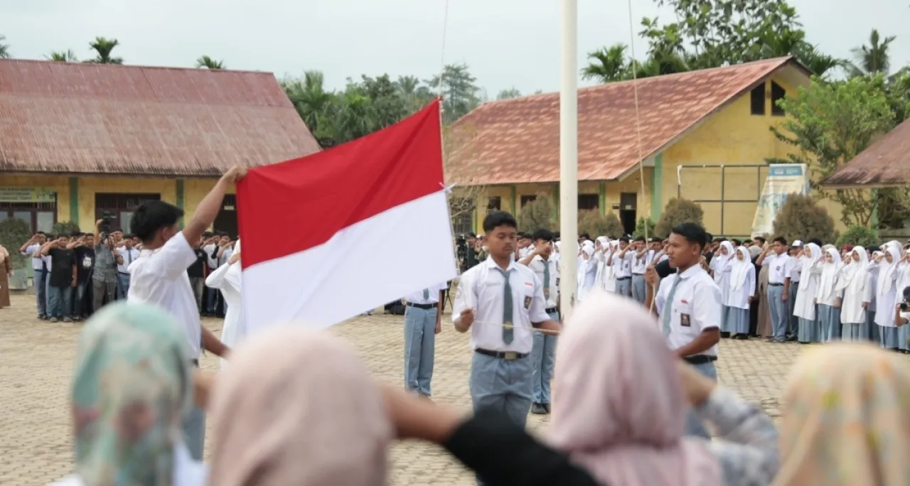 Anak-anak korban bencana di Aceh Tamiang kembali bisa bersekolah pascabencana. (Humas BKP RI)