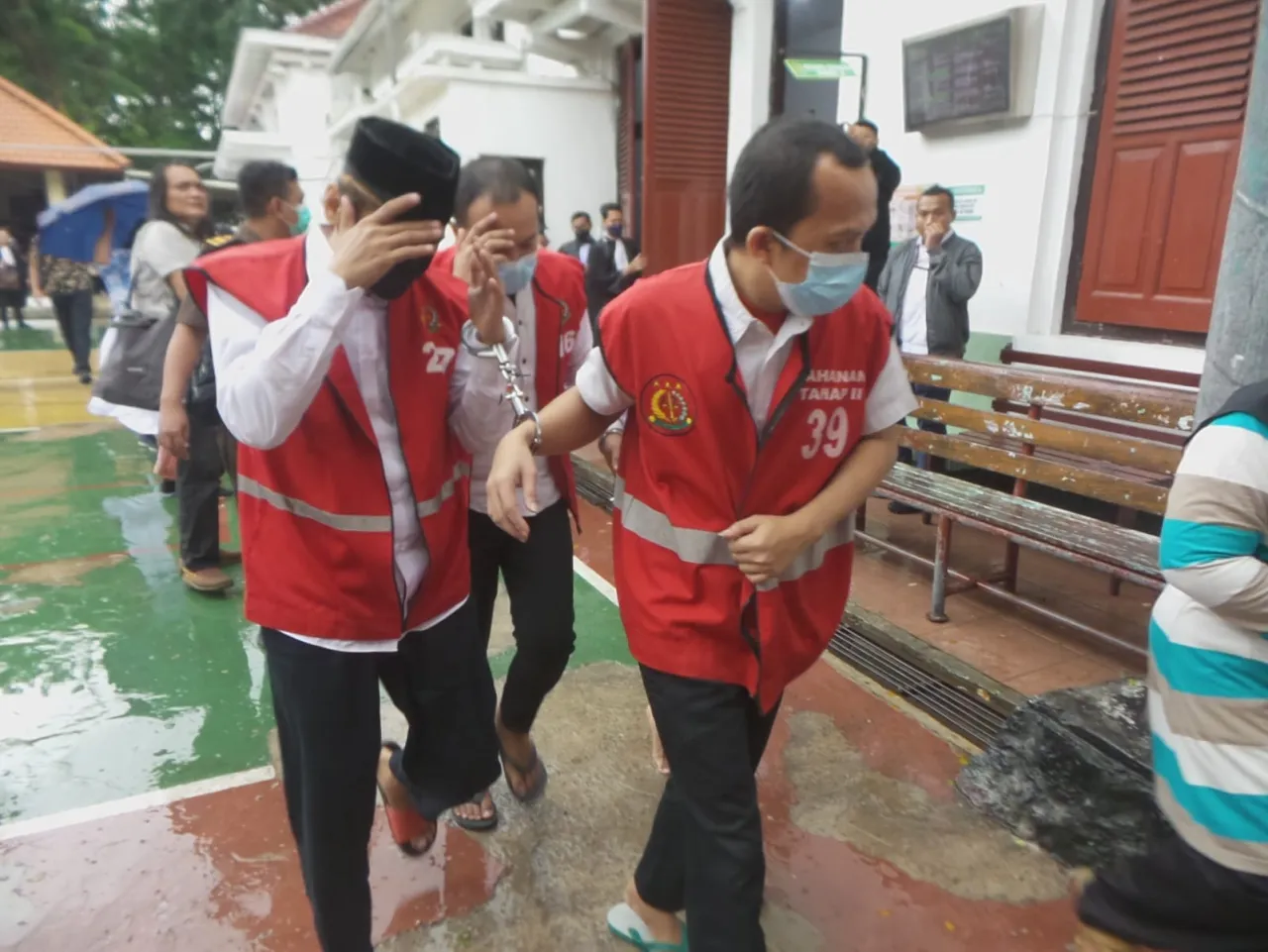 Baca juga : Sidang Digelar Tertutup: 25 Terdakwa Kasus Pesta Gay Mulai Diadili di PN Surabaya
