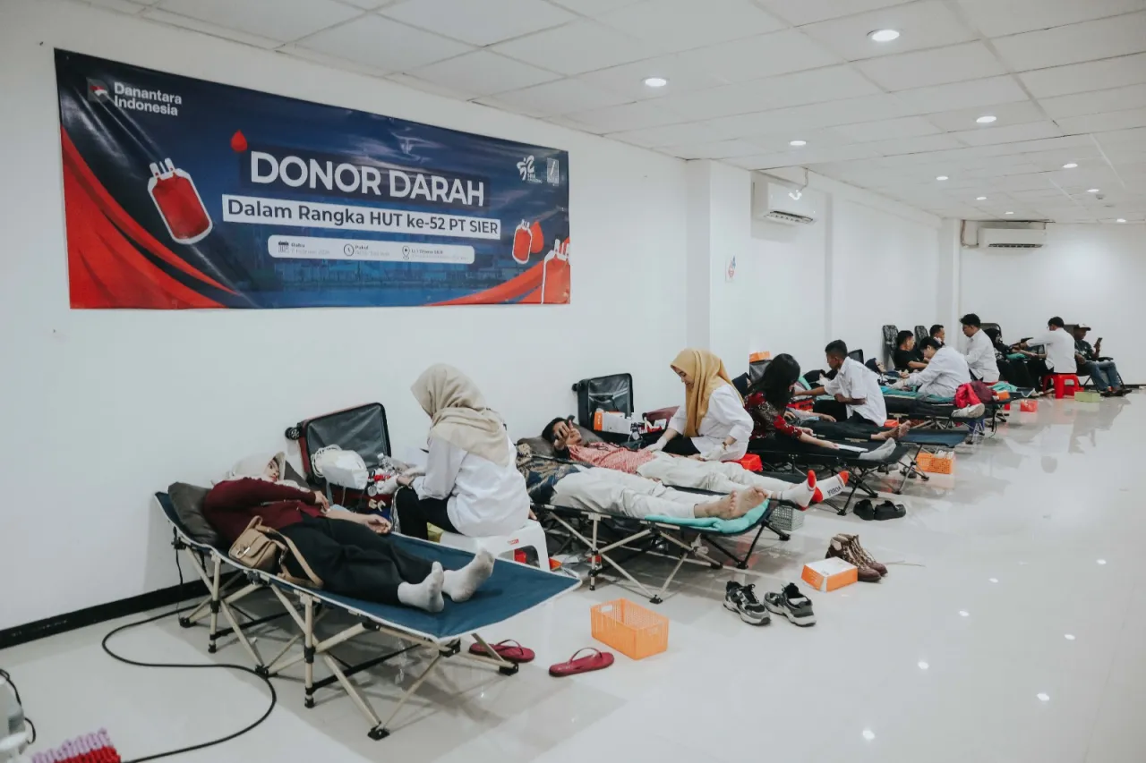 HUT ke-52 SIER, Dirut Danareksa Turun Langsung Donor Darah Bersama Karyawan dan Warga