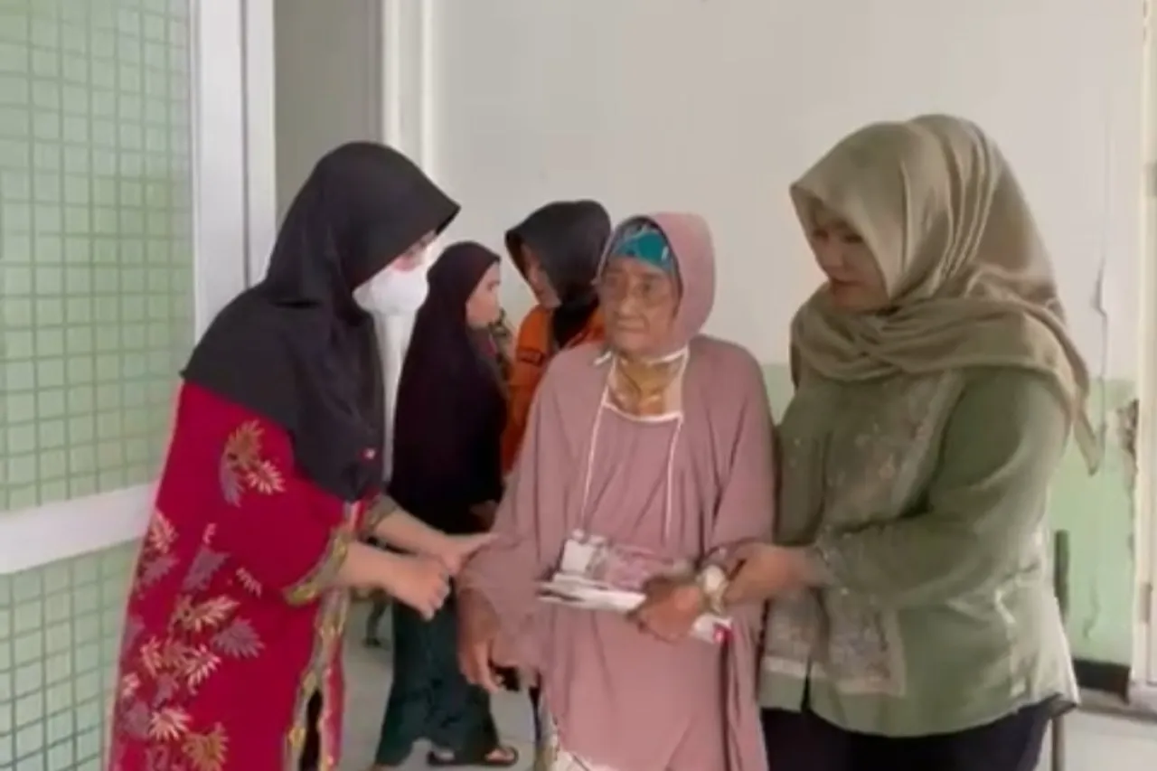Miris! Lansia 87 Tahun Hidup Sebatang Kara di Gubuk 1x2 Meter 