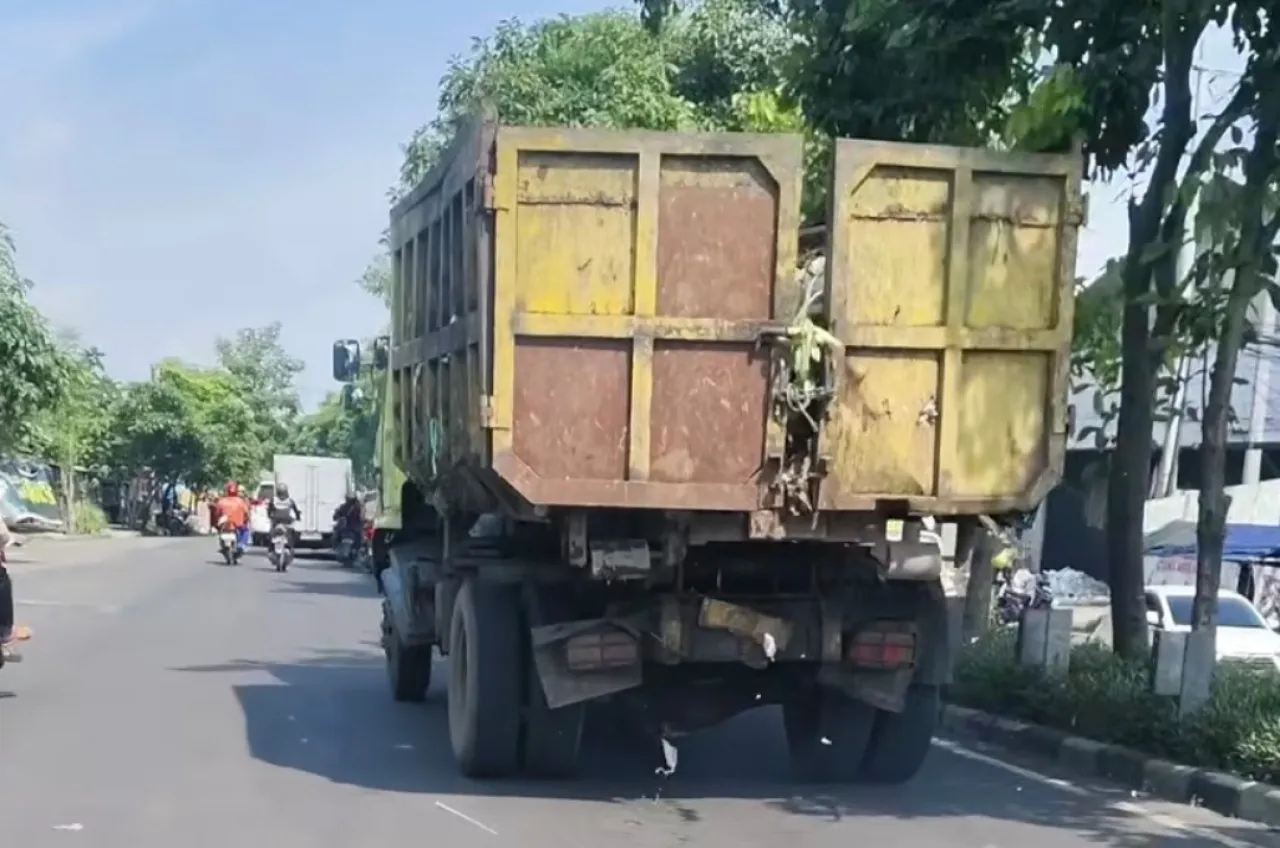 Viral Sampah Jatuh dari Truk di Jalan, DLH Surabaya Tegaskan Ada Sanksi untuk Armada Pengangkut