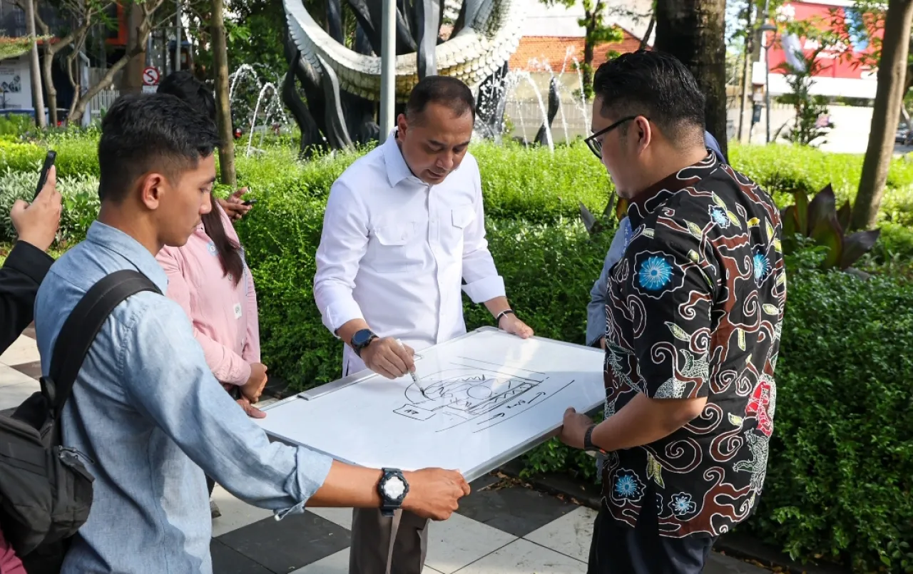 Wali Kota Surabaya, Eri Cahyadi, saat mengunjungi KBS. (Humas Pemkot Surabaya)