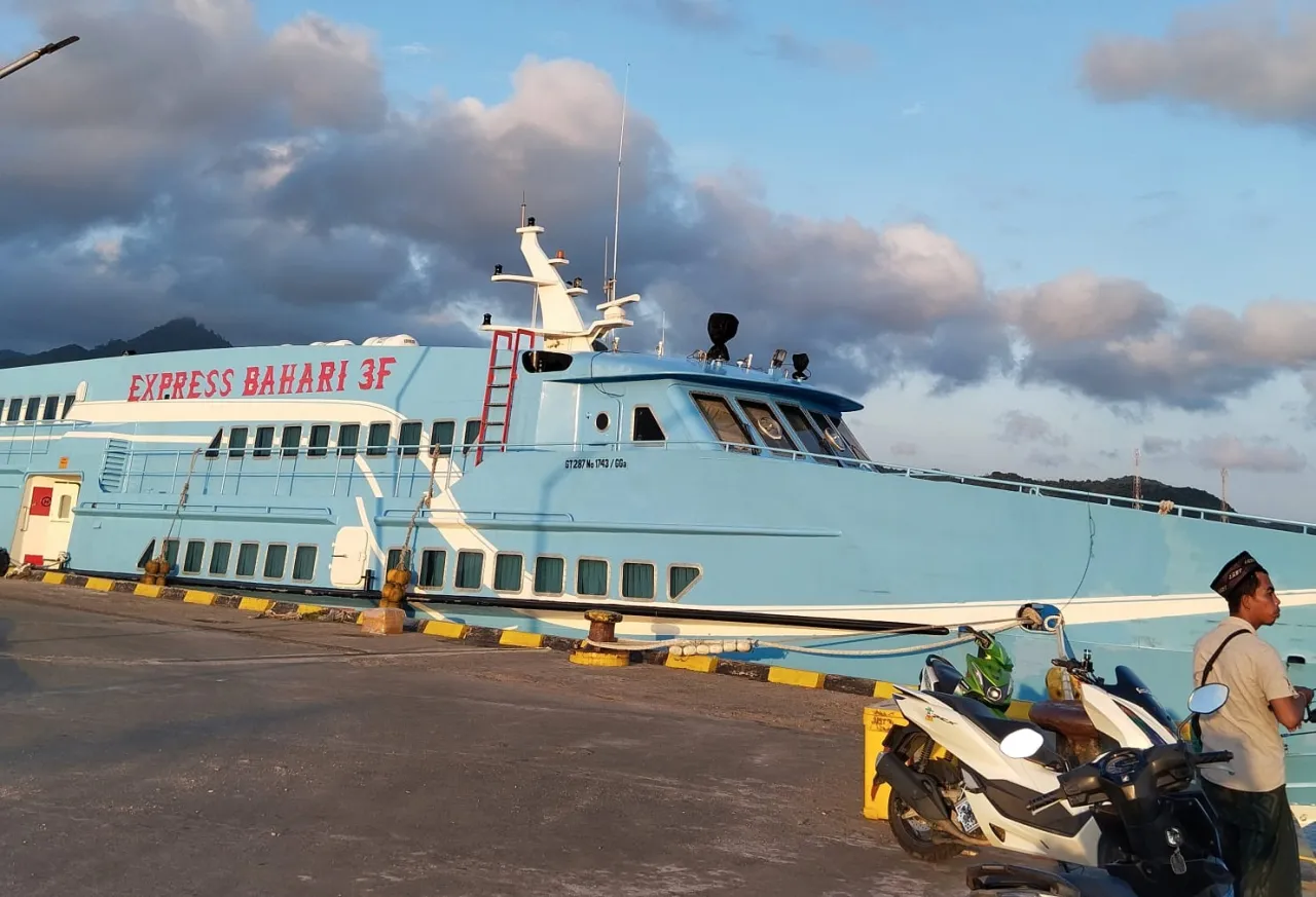 KM Express Bahari 3F, salah satu transportasi laut rute Gresik-Bawean. (Insani/Jurnas.net)