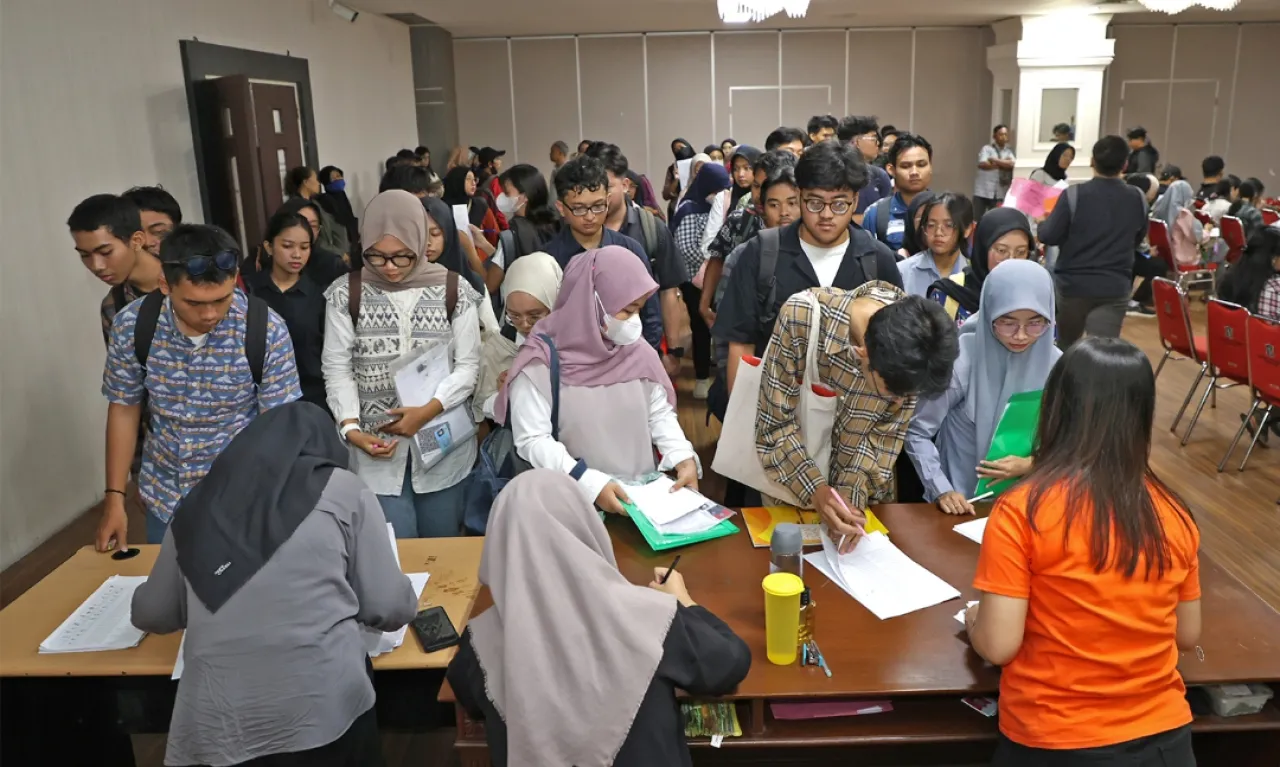 Pemkot Surabaya Jemput Bola ke Kampung, Wujudkan Program 1 KK 1 Sarjana lewat Bantuan Kuliah